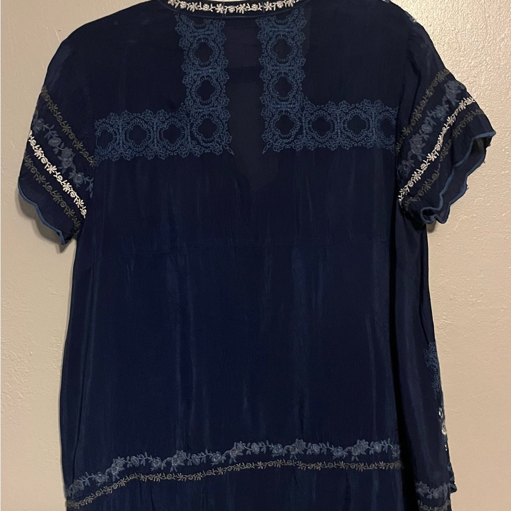 Johnny Was Embroidered Women’s blue short sleeve top; Medium - Picture 2 of 7